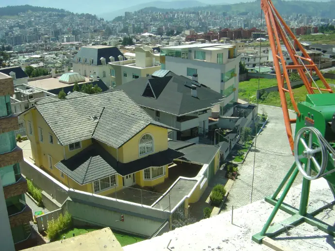 Elevadores de Pluma en techo de edificio